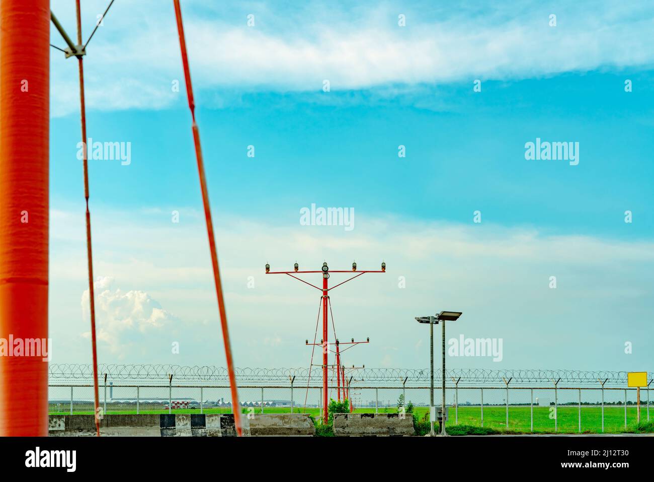 Luce di avvicinamento all'aeroporto. Concetto di sistema luci di avvicinamento. Luci di avvicinamento alla pista dell'aeroporto. ALS dell'aeroporto. Recinzione per la sicurezza. Orizzontale Foto Stock