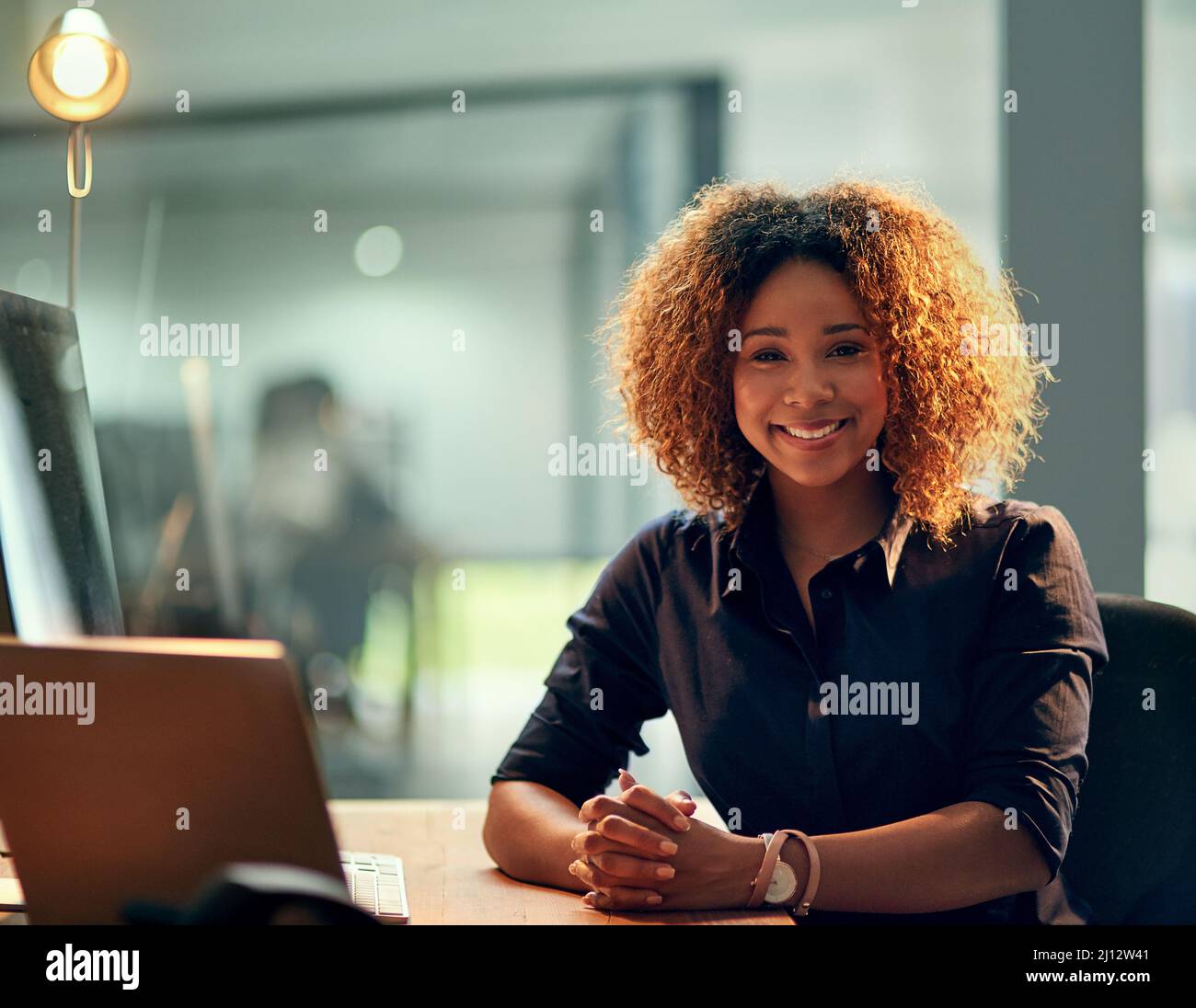 Sei pronto per il turno di notte perché lo sono. Ritratto di una giovane donna d'affari felice che usa un computer portatile durante una notte tarda al lavoro. Foto Stock