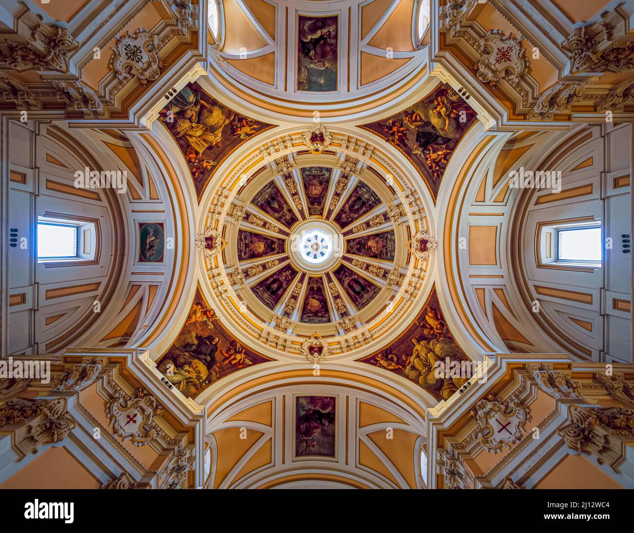 Cupola di una chiesa dai toni ocra e dipinti ad affresco Foto Stock