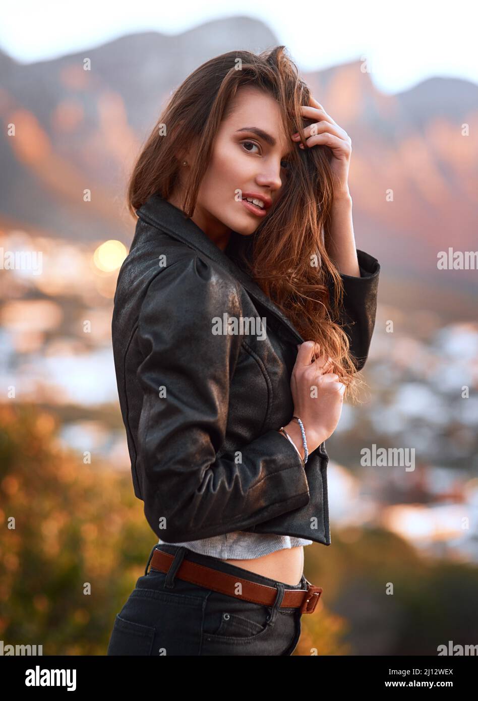 La sua bellezza e il suo stile sono entrambi semplicemente senza sforzo. Ritratto di una giovane donna attraente ed elegante che trascorre un po' di tempo all'aperto. Foto Stock