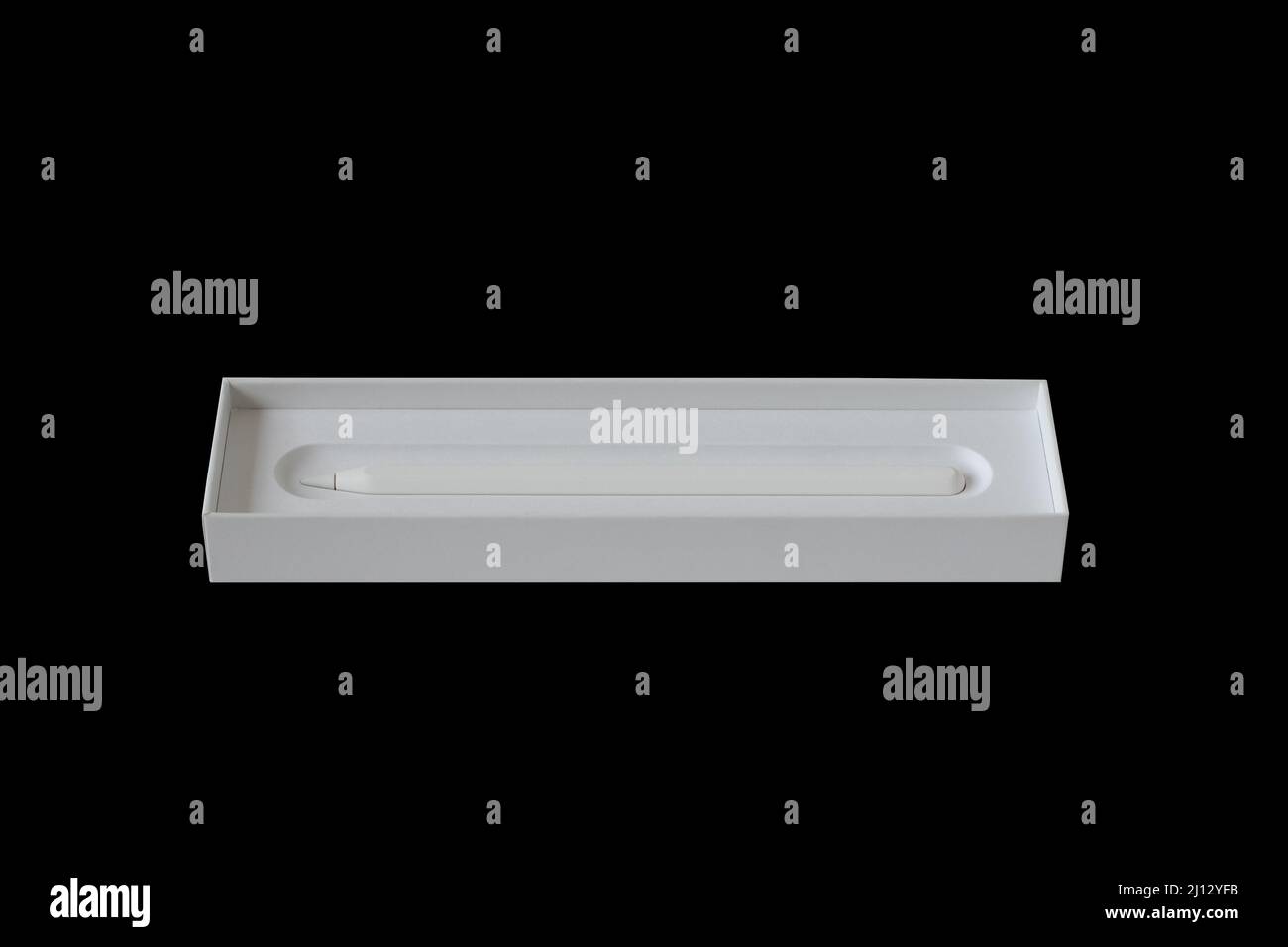 Uno stilo è una penna con una speciale punta in silicone che deve toccare la superficie del monitor per controllare uno smartphone o un tablet Foto Stock