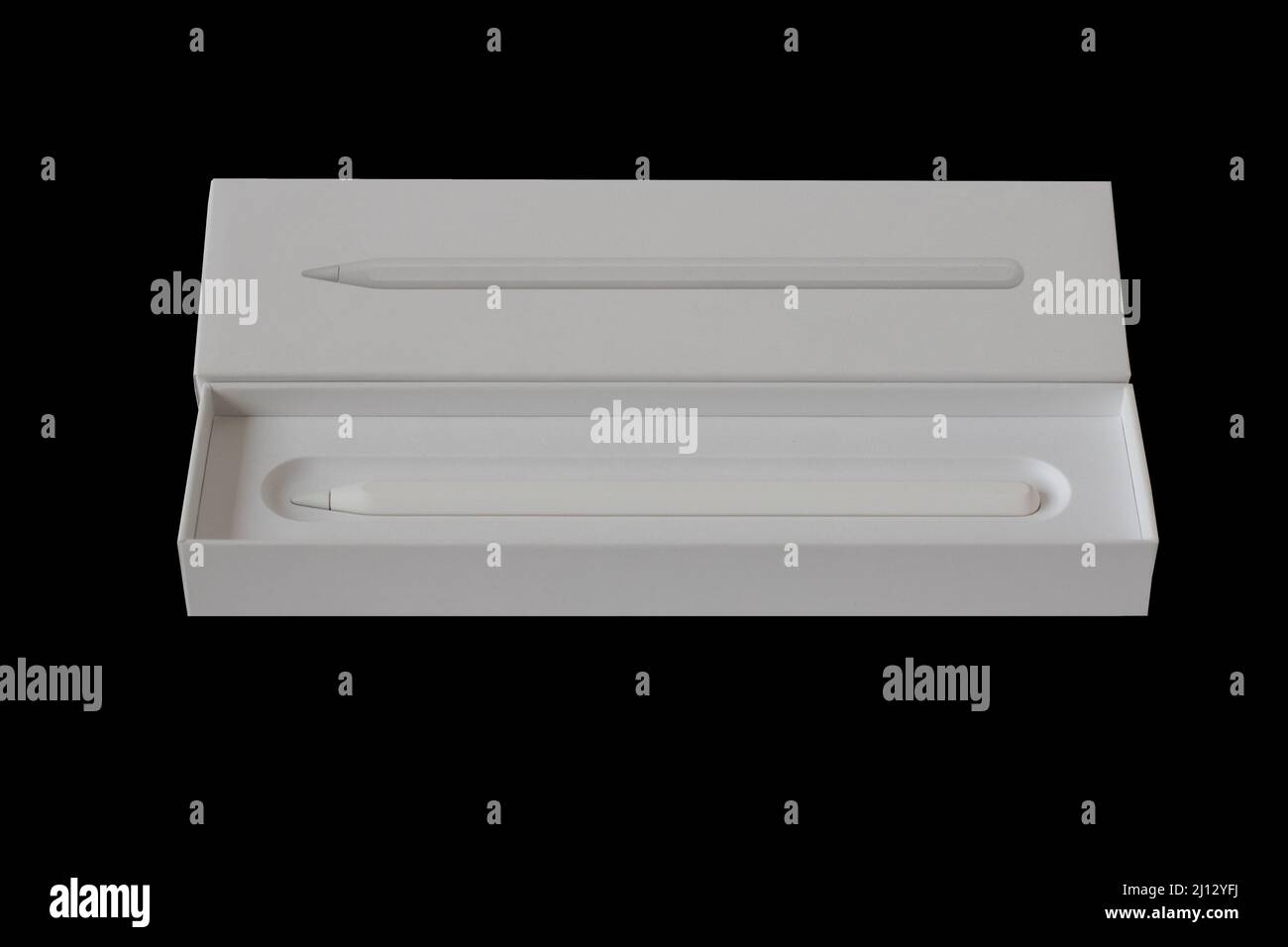 Uno stilo è una penna con una speciale punta in silicone che deve toccare la superficie del monitor per controllare uno smartphone o un tablet Foto Stock