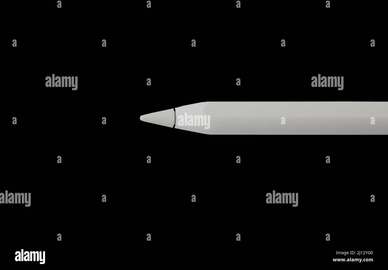 Uno stilo è una penna con una speciale punta in silicone che deve toccare la superficie del monitor per controllare uno smartphone o un tablet Foto Stock