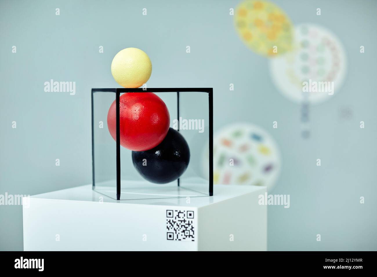 Primo piano: Nessuna foto di oggetti d'arte contemporanea in mostra con codice QR sullo stand Foto Stock