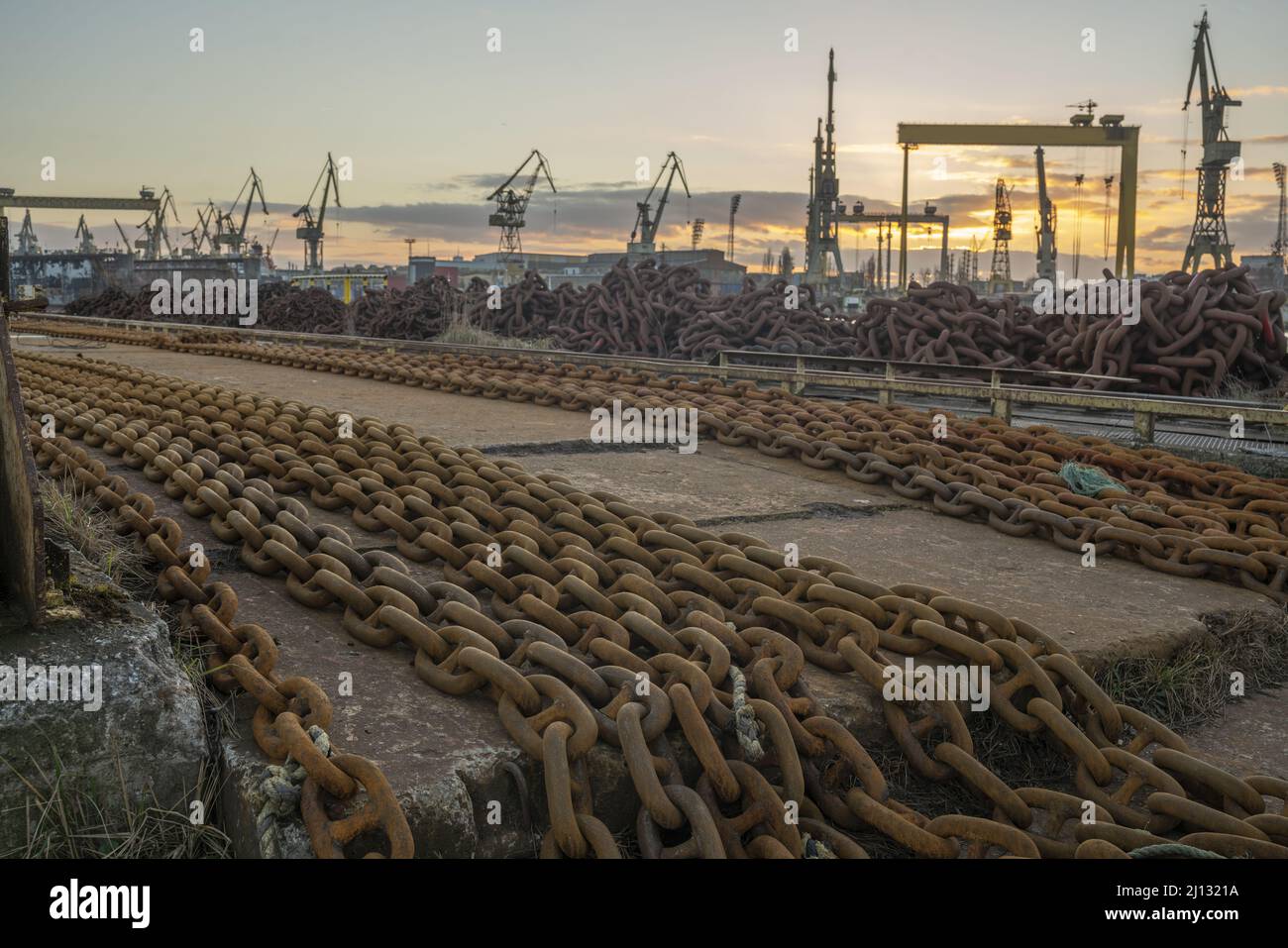 Spedire le catene durante il ricondizionamento in un cantiere di riparazione navale Foto Stock