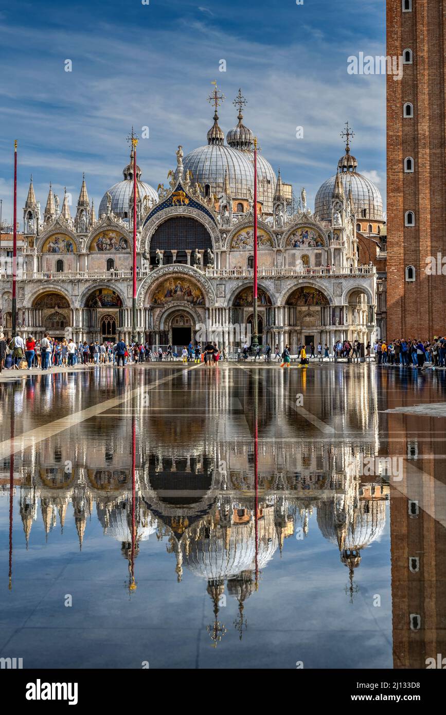 Piazza San Marco sotto l'acqua durante la marea dell'acqua alta con il campanile di San Marco riflesso, Venezia, Veneto, Italia Foto Stock