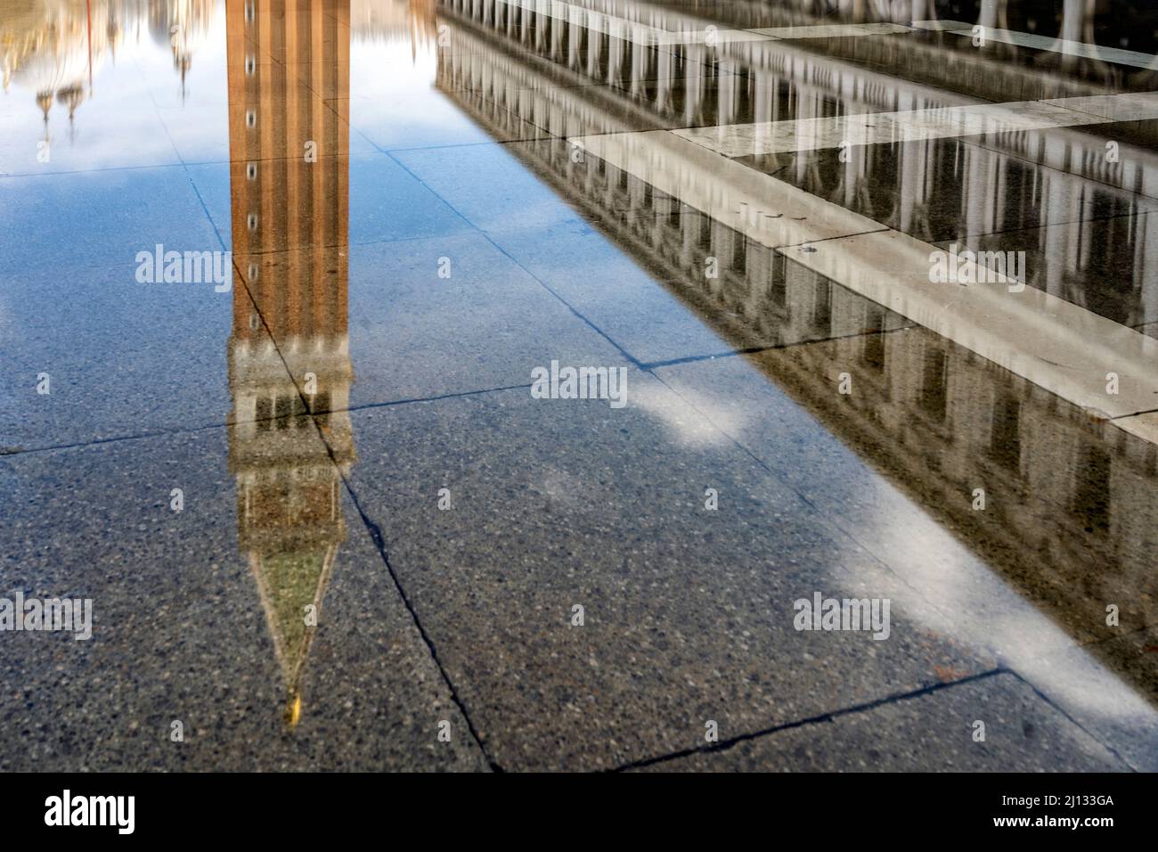 Piazza San Marco sotto l'acqua durante la marea dell'acqua alta con il campanile di San Marco riflesso, Venezia, Veneto, Italia Foto Stock