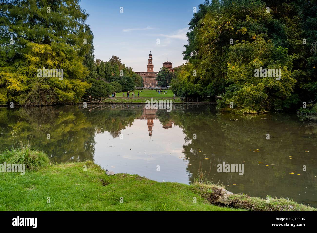 Parco Sempione con Castello Sforzesco sullo sfondo, Milano, Lombardia, Italia Foto Stock