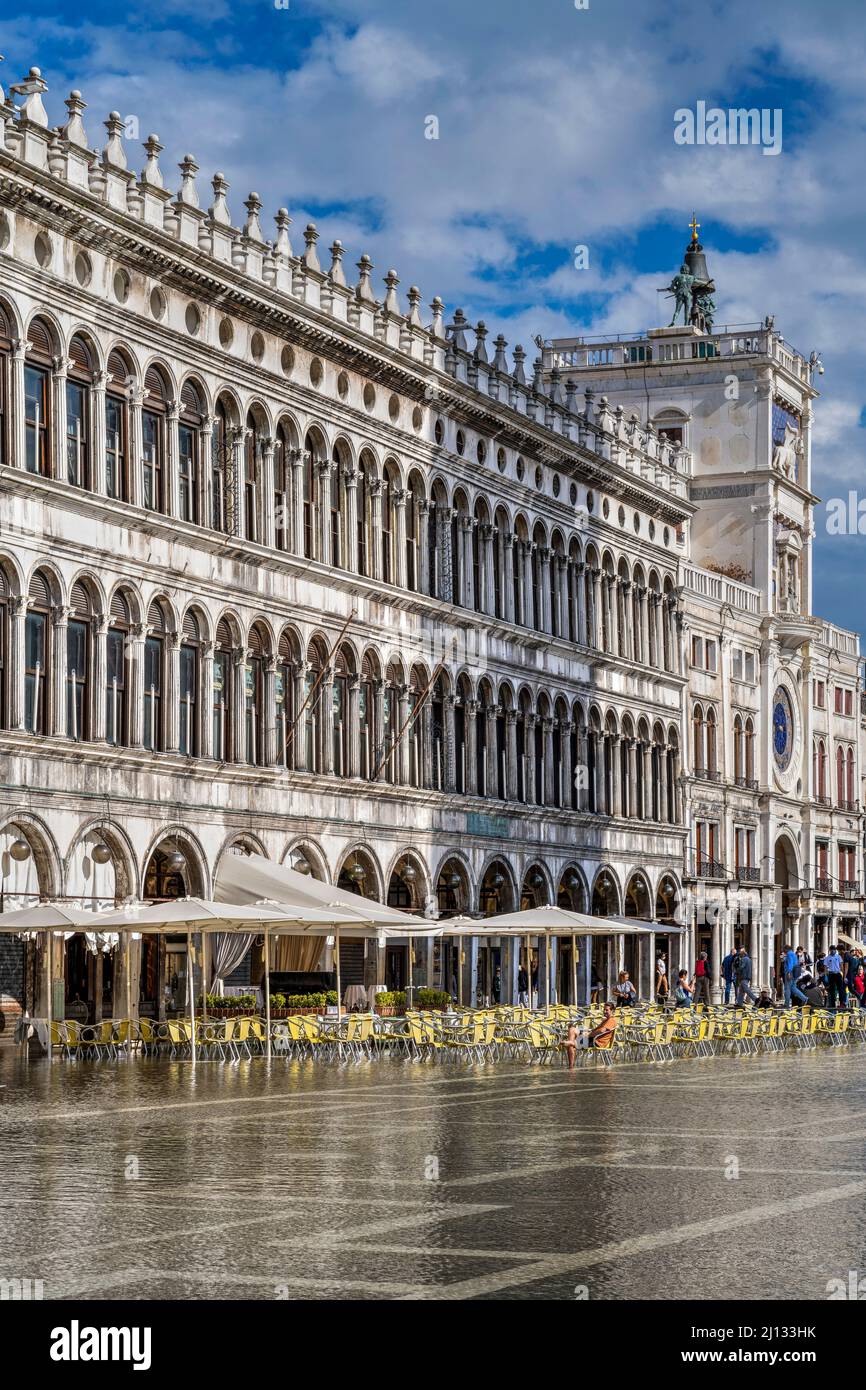 Piazza San Marco sotto l'acqua durante la marea dell'acqua alta con il campanile di San Marco riflesso, Venezia, Veneto, Italia Foto Stock