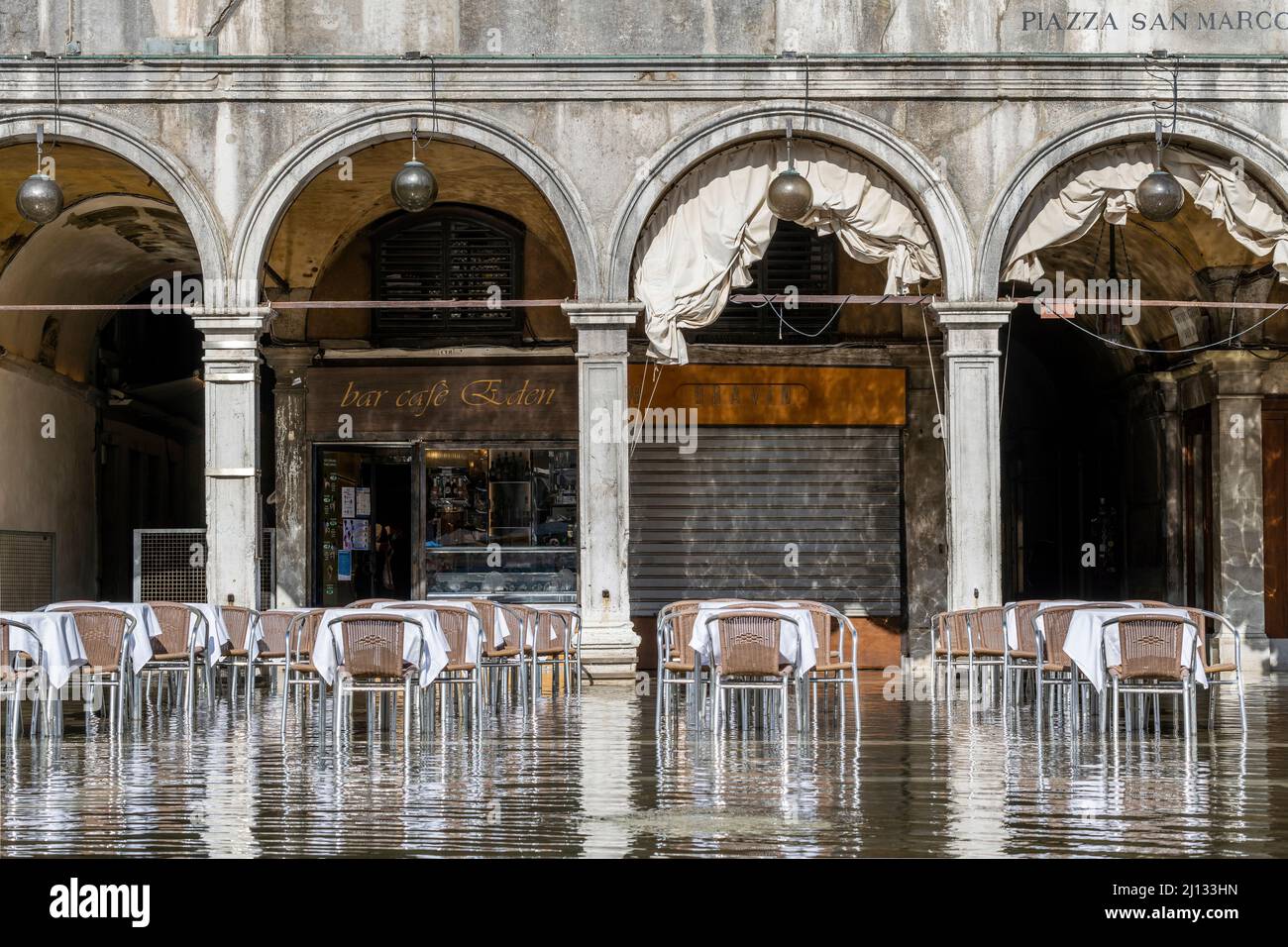 Piazza San Marco sotto l'acqua durante la marea dell'acqua alta con il campanile di San Marco riflesso, Venezia, Veneto, Italia Foto Stock