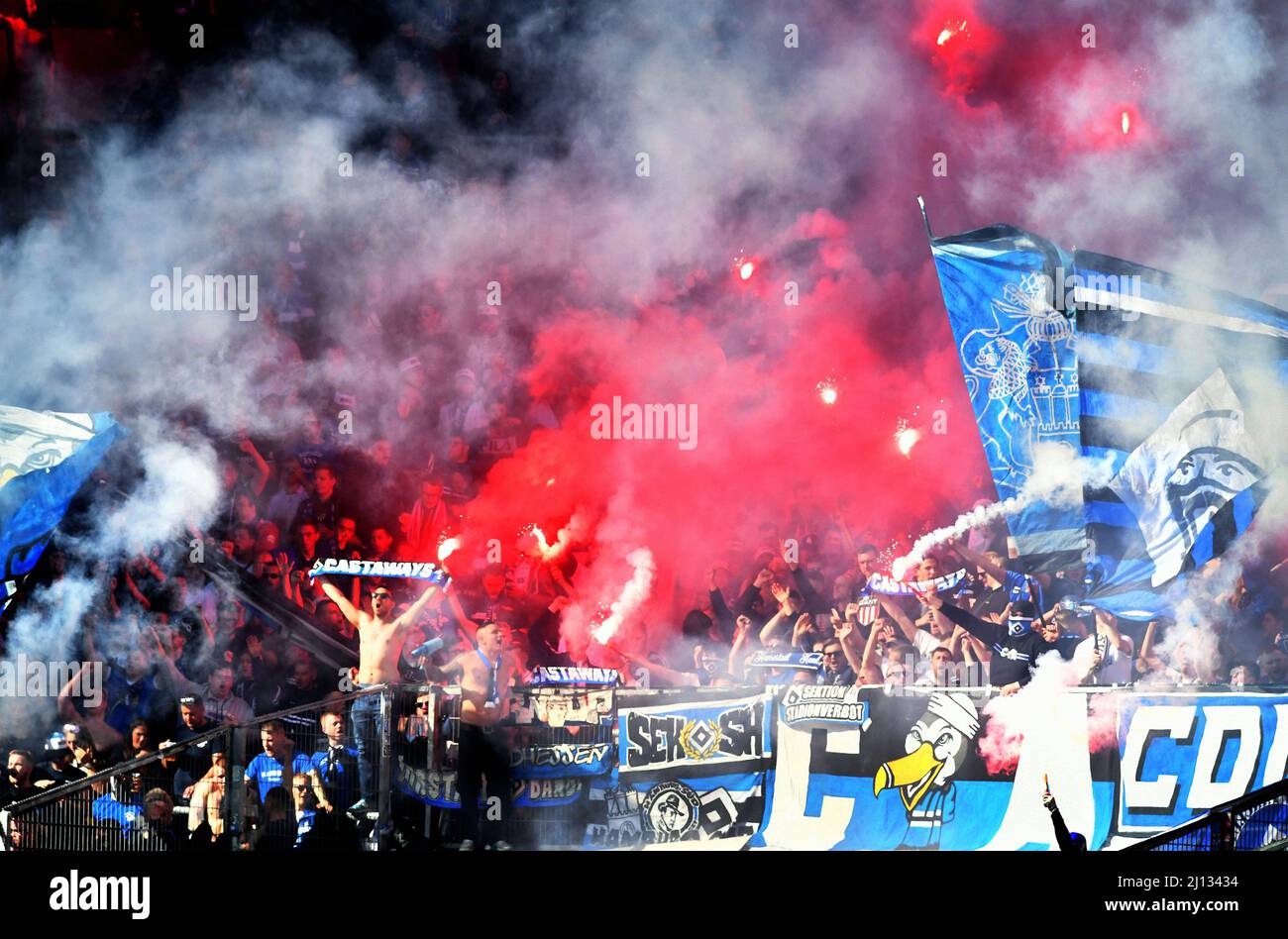 2. Bundesliga, Merkur-Spiel-Arena Düsseldorf: Fortuna Düsseldorf vs Hamburger SV; i fan di Fortuna festeggiano sul loro stand. Foto Stock