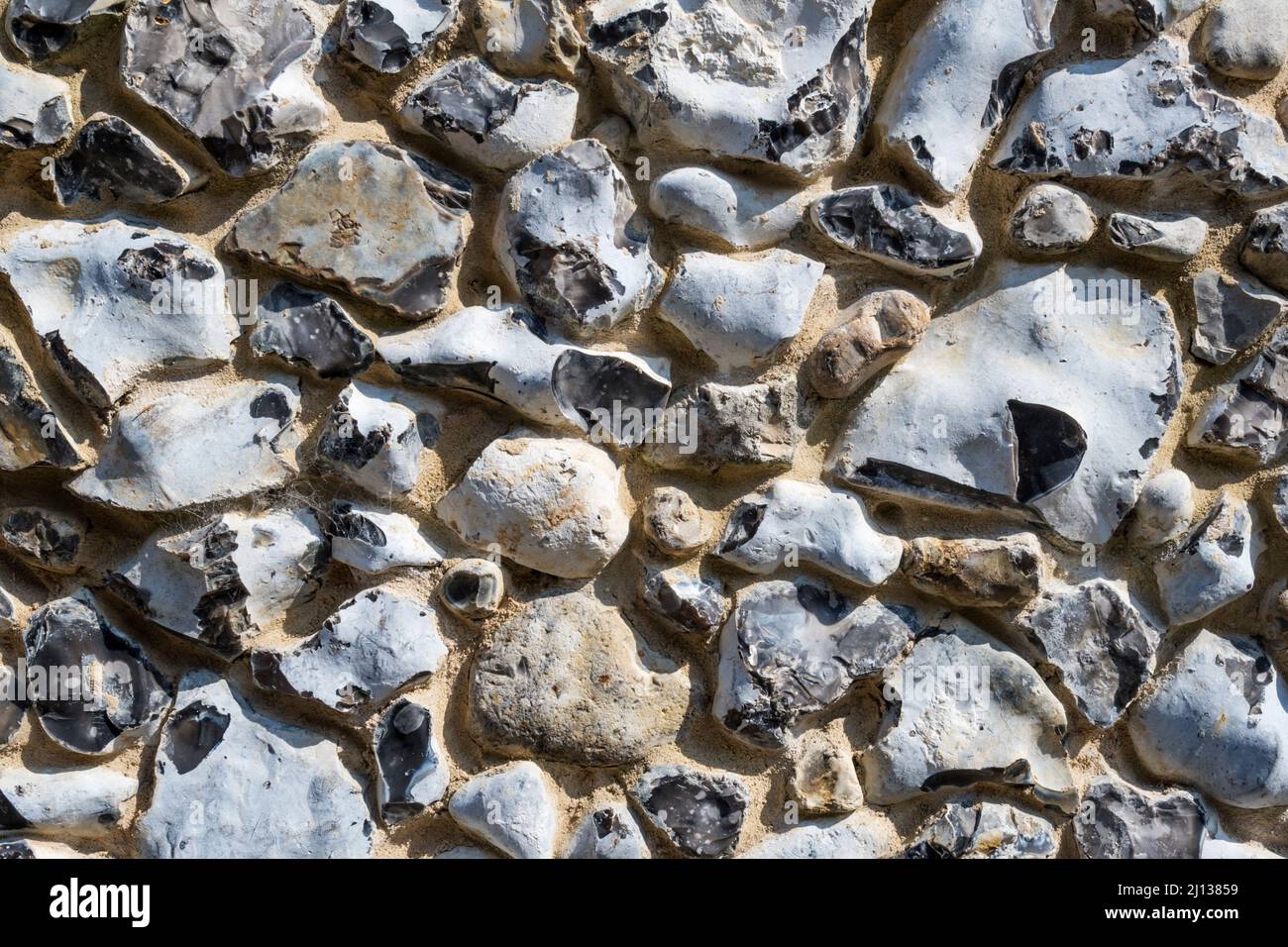 Un muro di pietra focaia a Norfolk - un tipico materiale da costruzione locale. Foto Stock