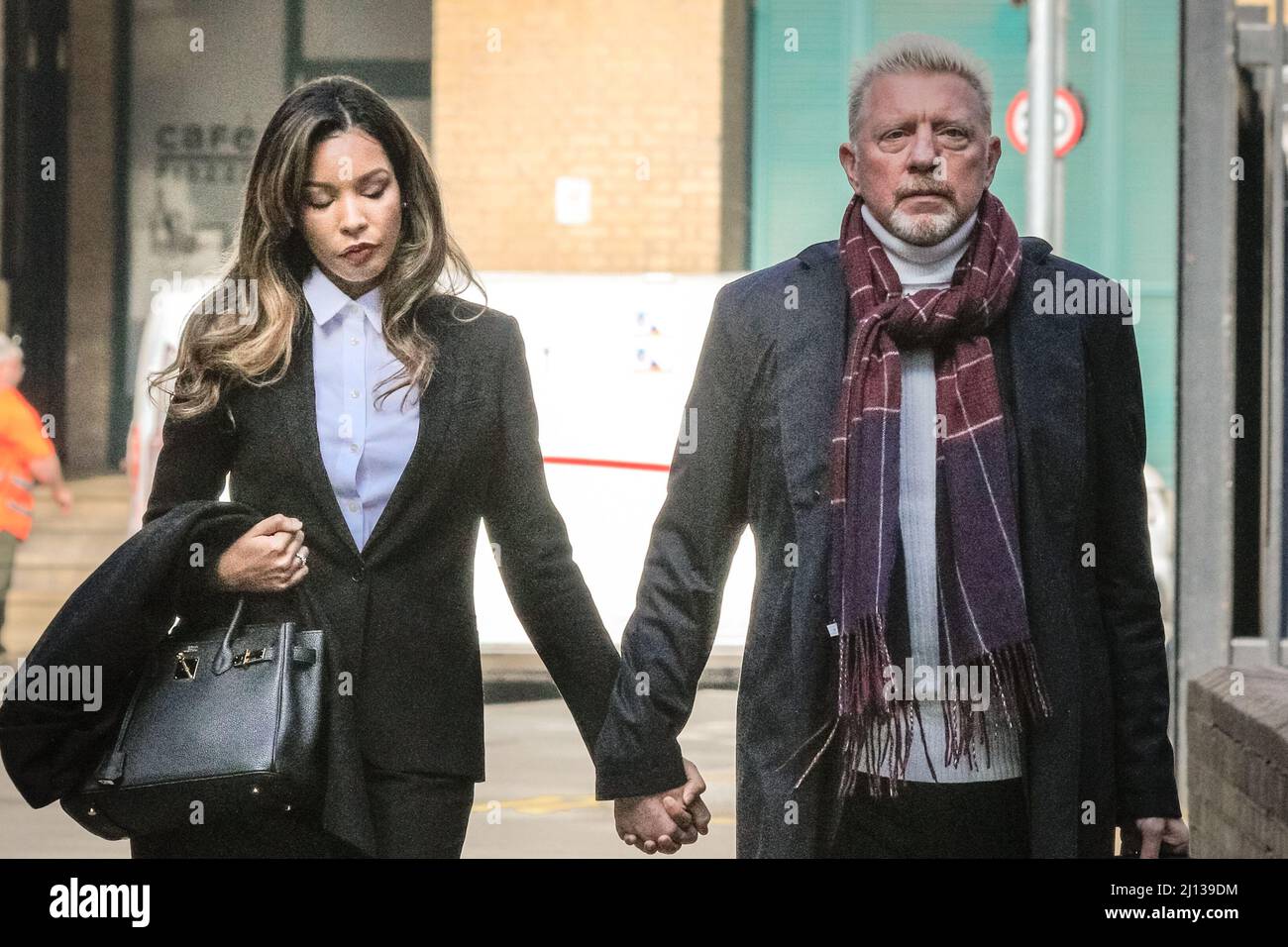 Londra, Regno Unito. 22nd Mar 2022. L'ex tennista Boris Becker arriva a Southwark Crown Court con il suo partner Lilian de Carvalho Monteiro. Egli è accusato di non aver consegnato i suoi trofei di tennis per risolvere i debiti esistenti dopo essere stato dichiarato in fallimento. Credit: Imagplotter/Alamy Live News Foto Stock