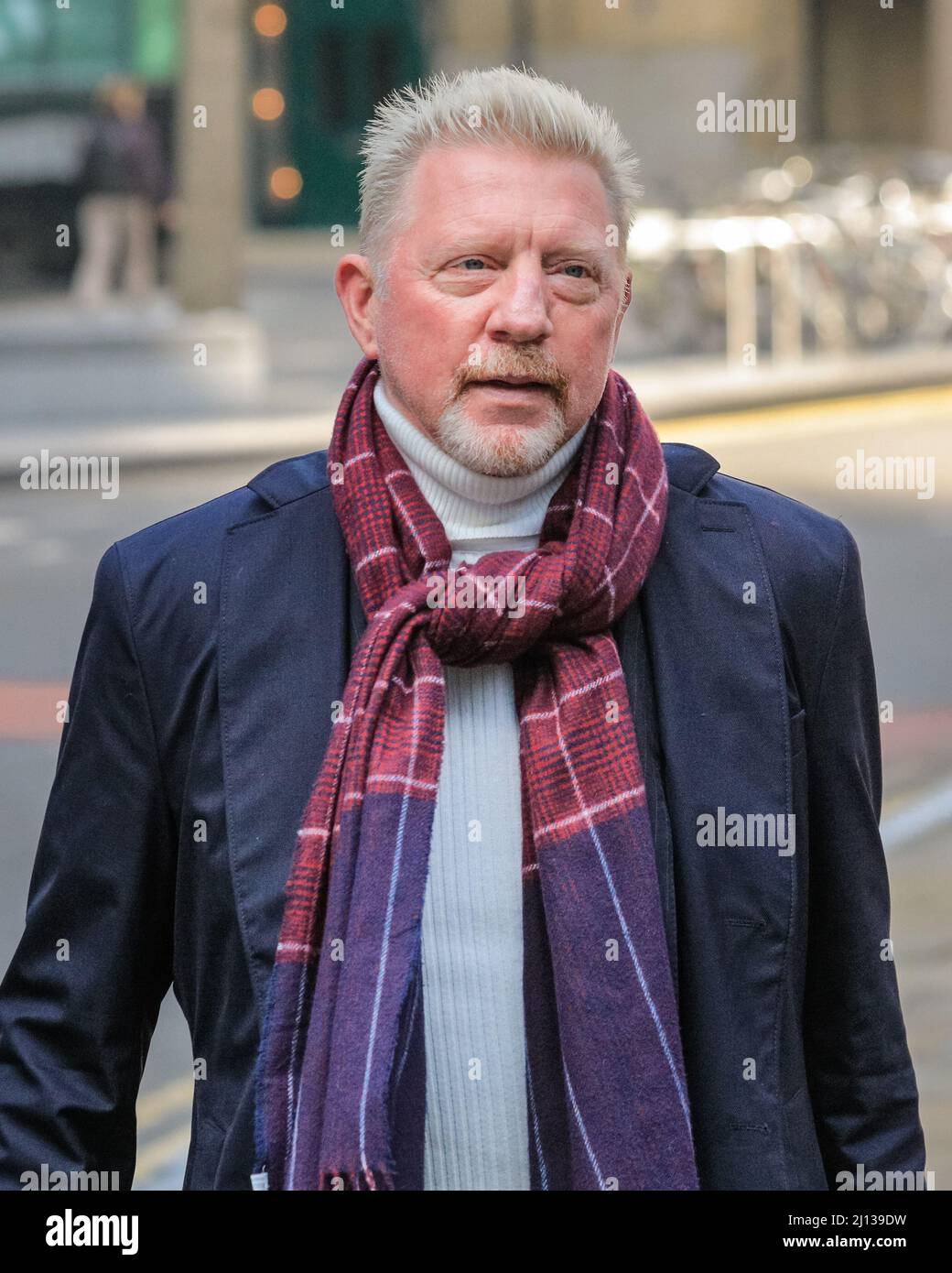 Londra, Regno Unito. 22nd Mar 2022. L'ex tennista Boris Becker arriva a Southwark Crown Court con il suo partner Lilian de Carvalho Monteiro. Egli è accusato di non aver consegnato i suoi trofei di tennis per risolvere i debiti esistenti dopo essere stato dichiarato in fallimento. Credit: Imagplotter/Alamy Live News Foto Stock