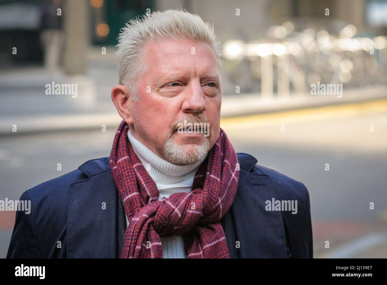 Londra, Regno Unito. 22nd Mar 2022. L'ex tennista Boris Becker arriva a Southwark Crown Court con il suo partner Lilian de Carvalho Monteiro. Egli è accusato di non aver consegnato i suoi trofei di tennis per risolvere i debiti esistenti dopo essere stato dichiarato in fallimento. Credit: Imagplotter/Alamy Live News Foto Stock