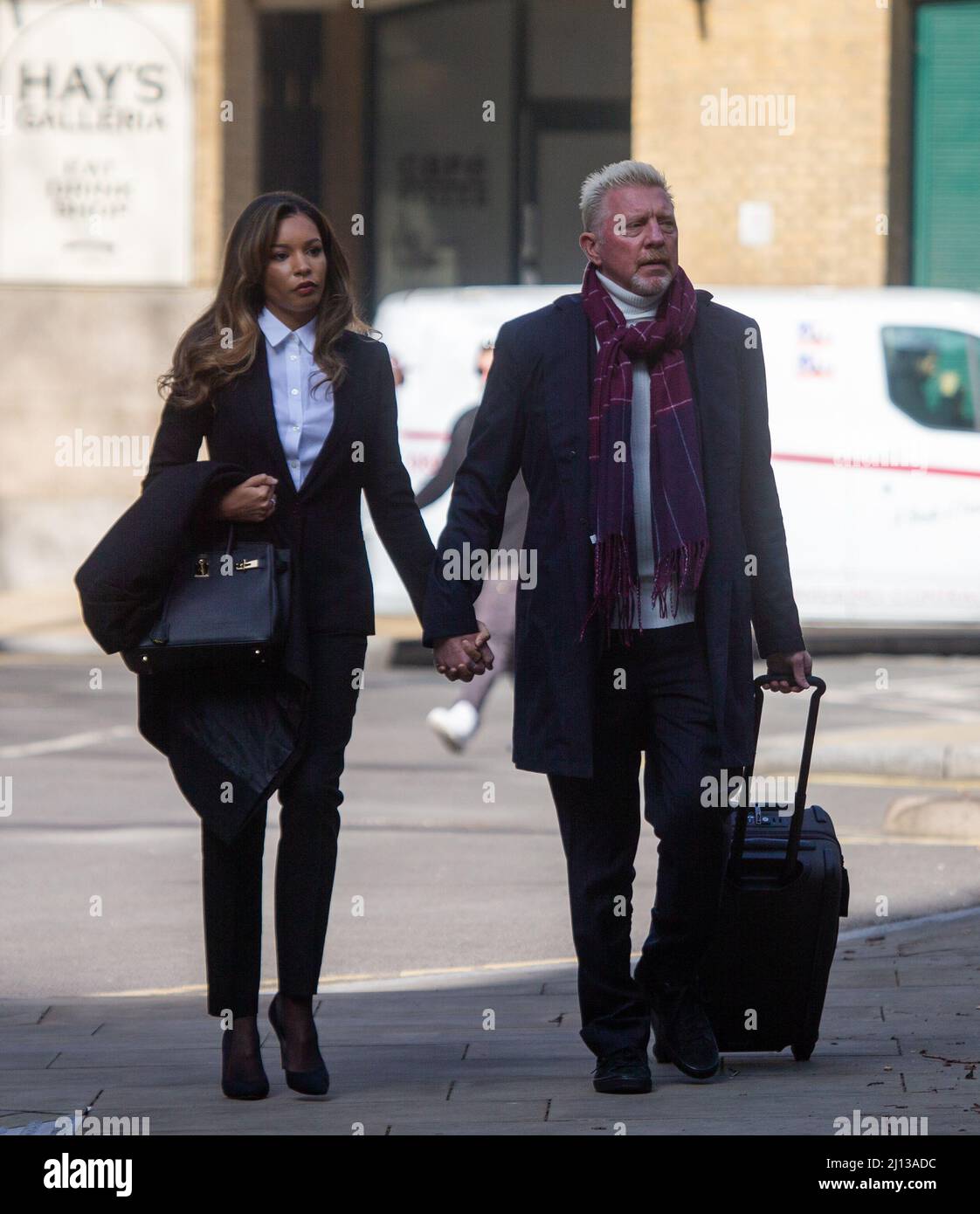 Londra, Inghilterra, Regno Unito. 22nd Mar 2022. L'ex tennista tedesco BORIS BECKER e il suo partner LILIAN DE CARVALHO MONTERIO arrivano al Southwark Crown Court di Londra dove viene perseguito dal servizio di insolvenza per non aver rispettato gli obblighi di divulgazione delle informazioni dopo essere stato dichiarato in fallimento. (Credit Image: © Tayfun Salci/ZUMA Press Wire) Foto Stock