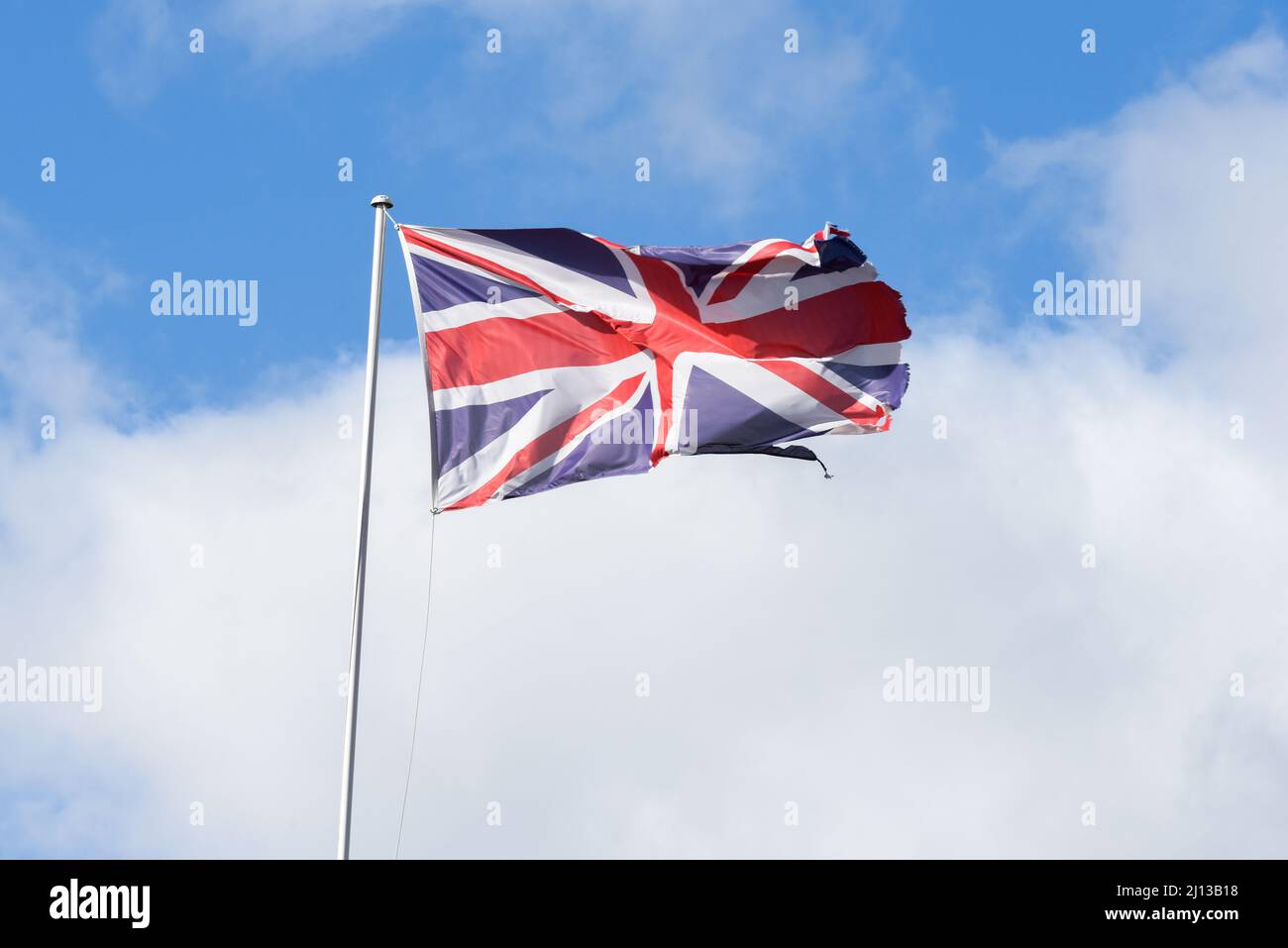 Bandiera Union Jack del Regno Unito che fiyiing con i bordi strappati Foto Stock