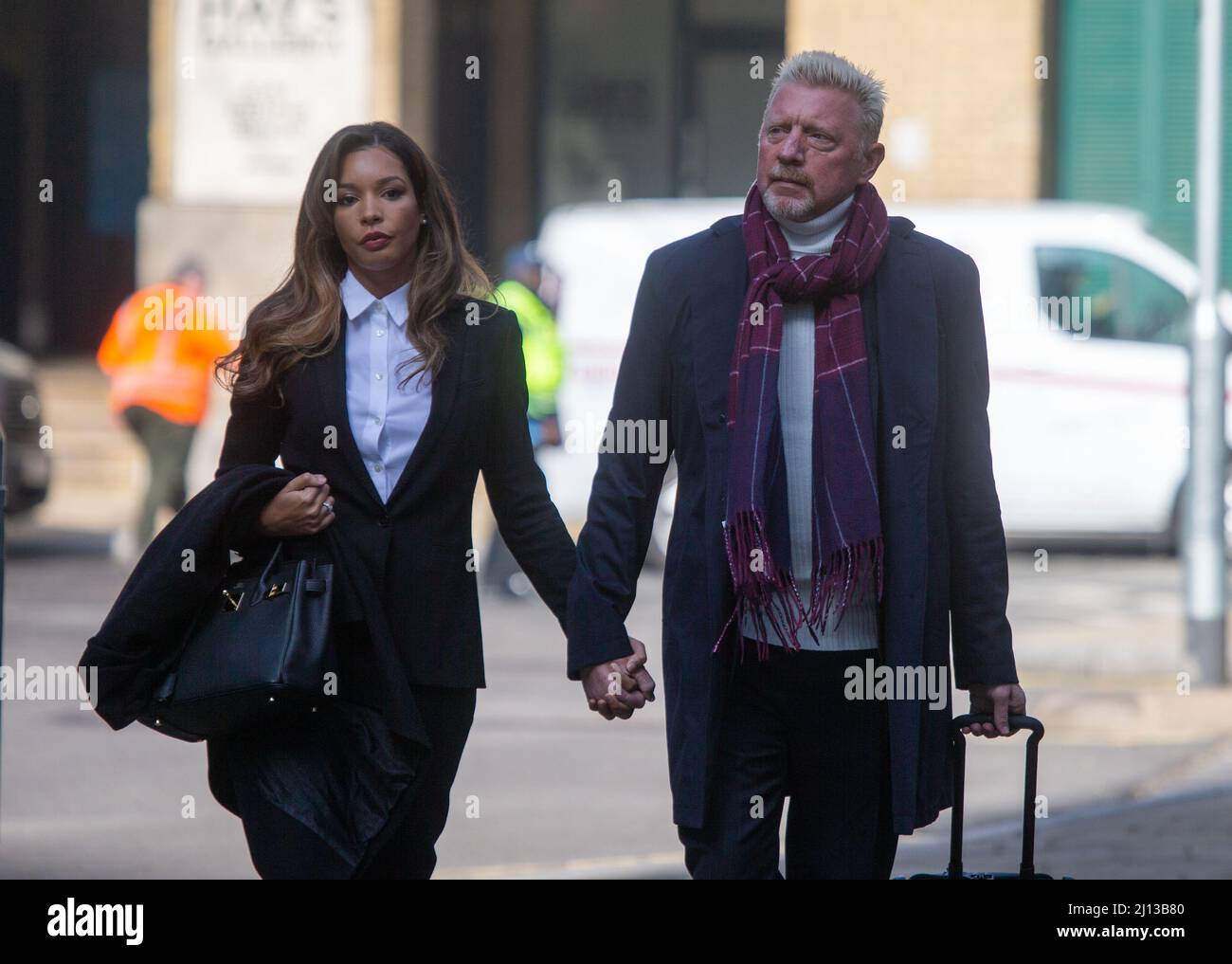 Londra, Inghilterra, Regno Unito. 22nd Mar 2022. L'ex tennista tedesco BORIS BECKER e il suo partner LILIAN DE CARVALHO MONTERIO arrivano al Southwark Crown Court di Londra dove viene perseguito dal servizio di insolvenza per non aver rispettato gli obblighi di divulgazione delle informazioni dopo essere stato dichiarato in fallimento. (Credit Image: © Tayfun Salci/ZUMA Press Wire) Foto Stock