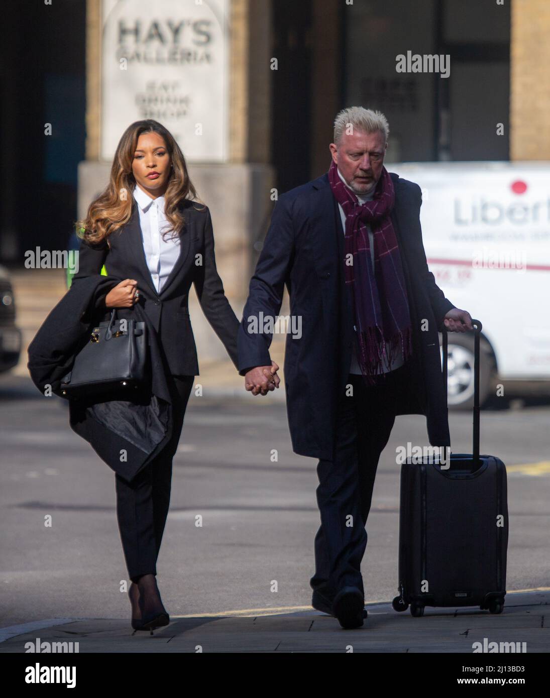 Londra, Inghilterra, Regno Unito. 22nd Mar 2022. L'ex tennista tedesco BORIS BECKER e il suo partner LILIAN DE CARVALHO MONTERIO arrivano al Southwark Crown Court di Londra dove viene perseguito dal servizio di insolvenza per non aver rispettato gli obblighi di divulgazione delle informazioni dopo essere stato dichiarato in fallimento. (Credit Image: © Tayfun Salci/ZUMA Press Wire) Foto Stock