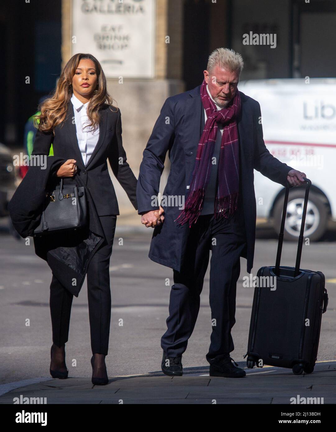 Londra, Inghilterra, Regno Unito. 22nd Mar 2022. L'ex tennista tedesco BORIS BECKER e il suo partner LILIAN DE CARVALHO MONTERIO arrivano al Southwark Crown Court di Londra dove viene perseguito dal servizio di insolvenza per non aver rispettato gli obblighi di divulgazione delle informazioni dopo essere stato dichiarato in fallimento. (Credit Image: © Tayfun Salci/ZUMA Press Wire) Foto Stock