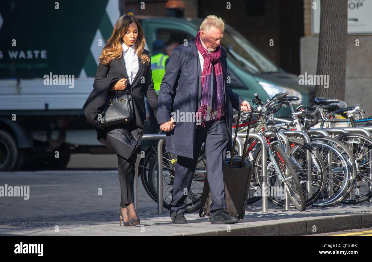 Londra, Inghilterra, Regno Unito. 22nd Mar 2022. L'ex tennista tedesco BORIS BECKER e il suo partner LILIAN DE CARVALHO MONTERIO arrivano al Southwark Crown Court di Londra dove viene perseguito dal servizio di insolvenza per non aver rispettato gli obblighi di divulgazione delle informazioni dopo essere stato dichiarato in fallimento. (Credit Image: © Tayfun Salci/ZUMA Press Wire) Foto Stock