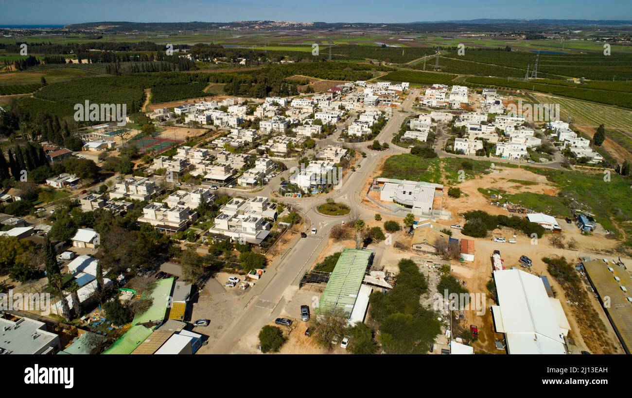Vista aerea di un villaggio rurale in Israele l'eccesso di domanda di suburbano sta avendo un pedaggio sulla terra aperta e arabile nel paese Foto Stock