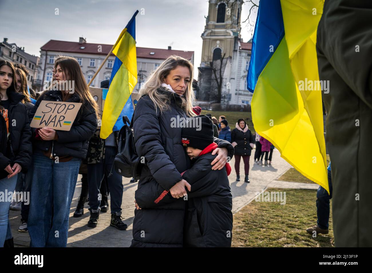 Gli studenti di una scuola Ucraina protestano sulla piazza del mercato di Przemysl, non lontano dal confine polacco-ucraino. Foto Stock