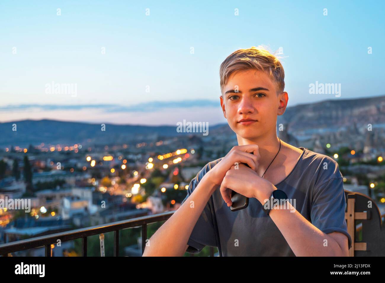 Adolescente su un tetto che domina Goreme di notte in Cappadocia. Foto Stock