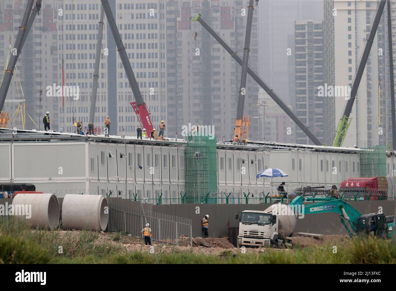 Governo di Hong Kong “{Community Isolation Facility' (CIF), in costruzione presso il Lok ma Chau Loop, N.T., Hong Kong 21st marzo 2022 questa struttura si trova al confine con la città di Shenzhen. Foto Stock