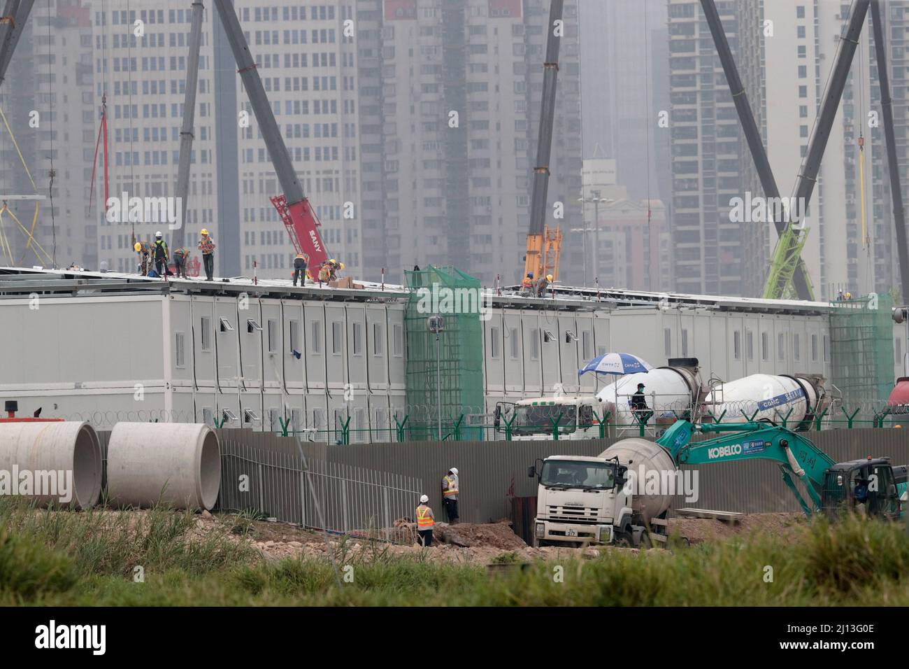 Community Isolation Facility (CIF), in costruzione a Lok ma Chau Loop, N.T., Hong Kong 21st marzo 2022 Shenzhen High-Rise in background Foto Stock