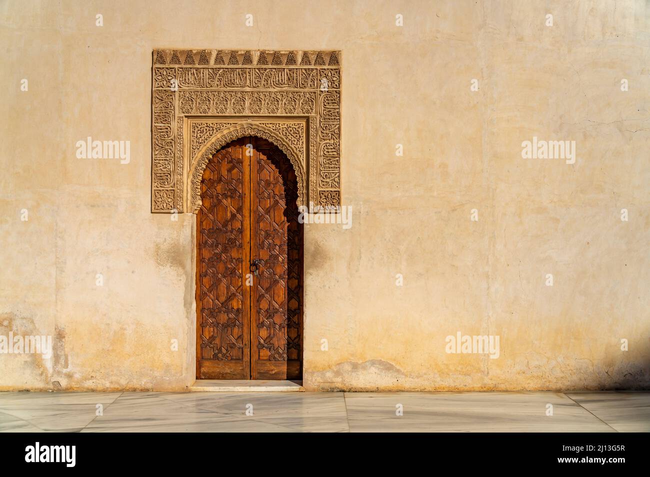 Tür im Myrtenhof, Welterbe Alhambra a Granada, Andalusia, spagnolo | Corte della porta Myrtles, patrimonio mondiale dell'Alhambra a Granada, Andalusia, SPAI Foto Stock