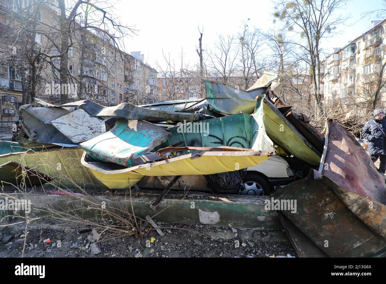 Detriti di un garage fuori di un edificio residenziale che si sono verificati in seguito a bombardamento da parte delle truppe russe nel distretto di Podilskyi di Kiev, capitale dell'Ucraina Kiev, Ucraina il 19 marzo 2022. Foto di Yuliia Ovsiannikova/Ukrinform/ABACAPRESS.COM Foto Stock
