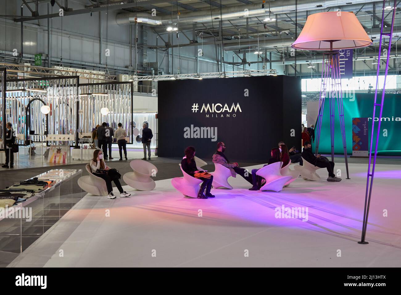 MILANO, ITALIA - 13 MARZO 2022: Area relax con persone al Micam durante la fiera di Mipel Foto Stock