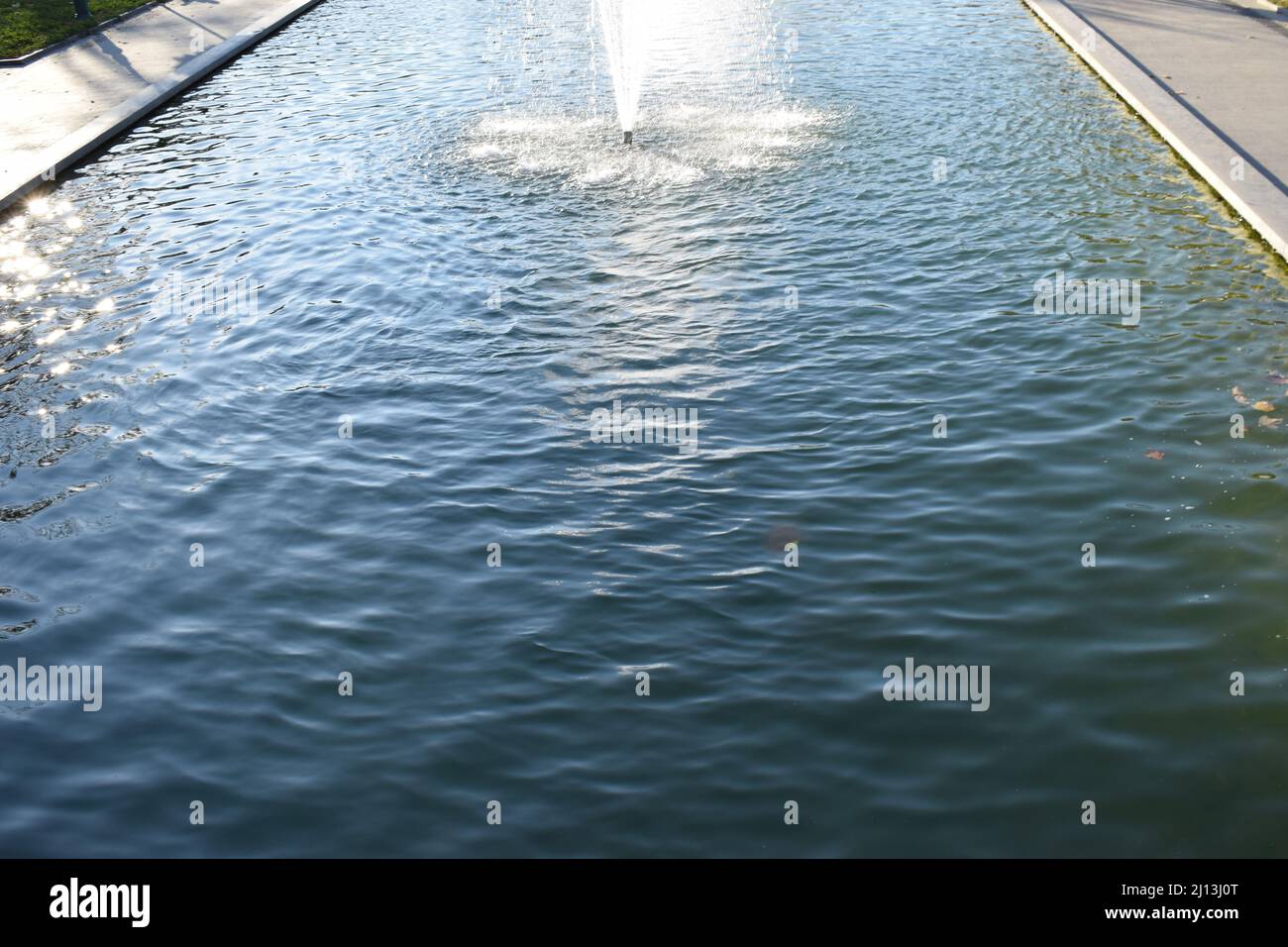 Kharkov, Ucraina. 2021, Ottobre 26. Getti di fontana decorativa nel parco in autunno fogliame in controluce. Messa a fuoco selettiva. Movimento del getto d'acqua Foto Stock
