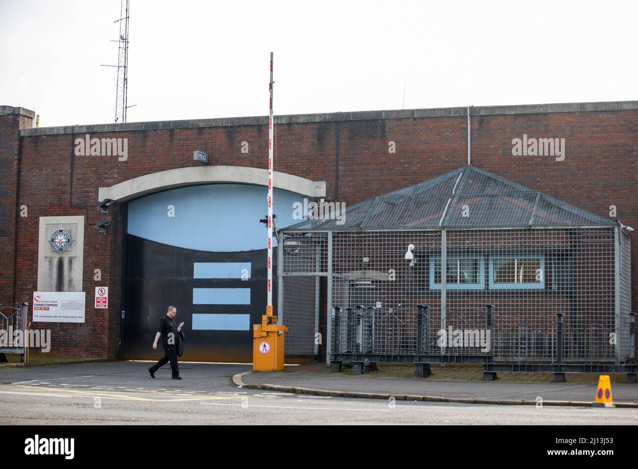 Un uomo oltrepassa la stazione di polizia di Lisburn Road nel sud di Belfast, mentre il livello di minaccia terroristica nell'Irlanda del Nord è stato abbassato da grave a sostanziale per la prima volta in 12 anni, ha annunciato il Segretario di Stato Brandon Lewis. Data foto: Martedì 22 marzo 2022. Foto Stock