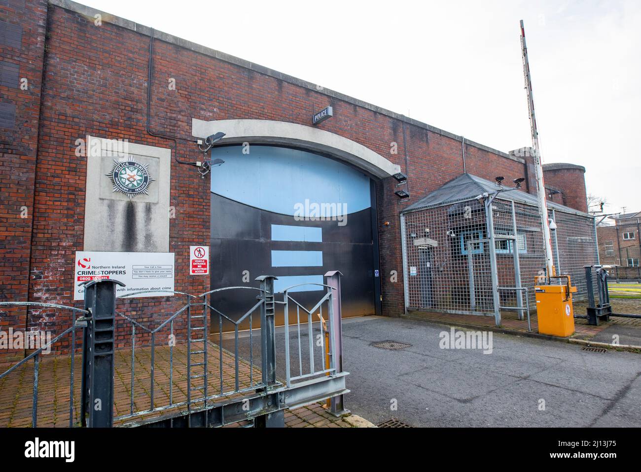 Stazione di polizia di Lisburn Road nel sud di Belfast, mentre il livello di minaccia terroristica nell'Irlanda del Nord è stato abbassato da severo a sostanziale per la prima volta in 12 anni, il Segretario di Stato Brandon Lewis ha annunciato. Data foto: Martedì 22 marzo 2022. Foto Stock