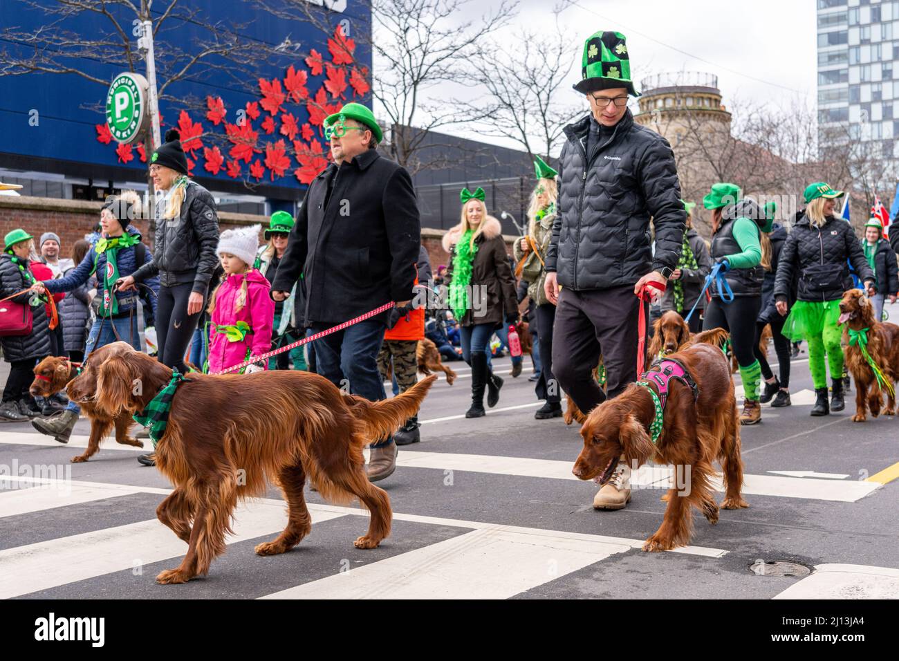 Toronto, Ontario, Canada - 20 marzo 2022: La parata di San Patrizio ritorna dopo due anni di sospensione a causa della pandemia del Covid-19. Foto Stock