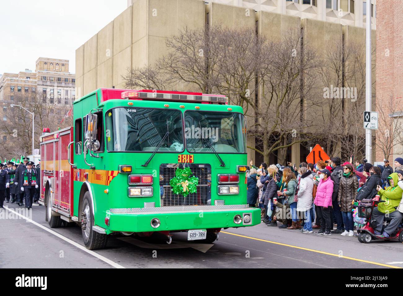 Toronto, Ontario, Canada - 20 marzo 2022: La parata di San Patrizio ritorna dopo due anni di sospensione a causa della pandemia del Covid-19. Foto Stock