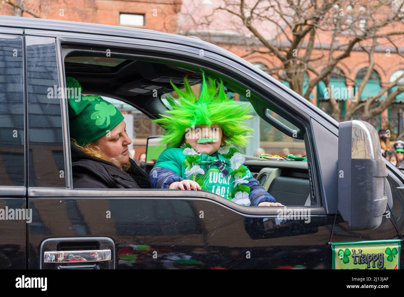 Toronto, Ontario, Canada - 20 marzo 2022: La parata di San Patrizio ritorna dopo due anni di sospensione a causa della pandemia del Covid-19. Foto Stock