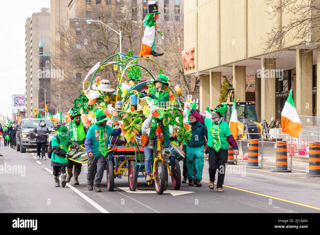 Toronto, Ontario, Canada - 20 marzo 2022: La parata di San Patrizio ritorna dopo due anni di sospensione a causa della pandemia del Covid-19. Foto Stock