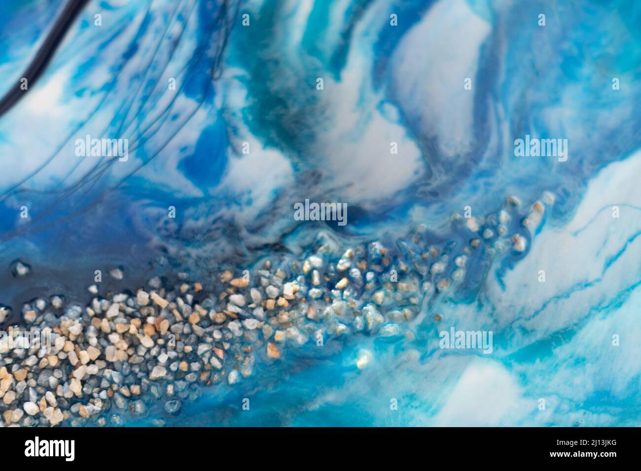 Resina epossidica art. Texture of blue and white paint. Arte fluida, kintsugi. Primo piano Foto Stock