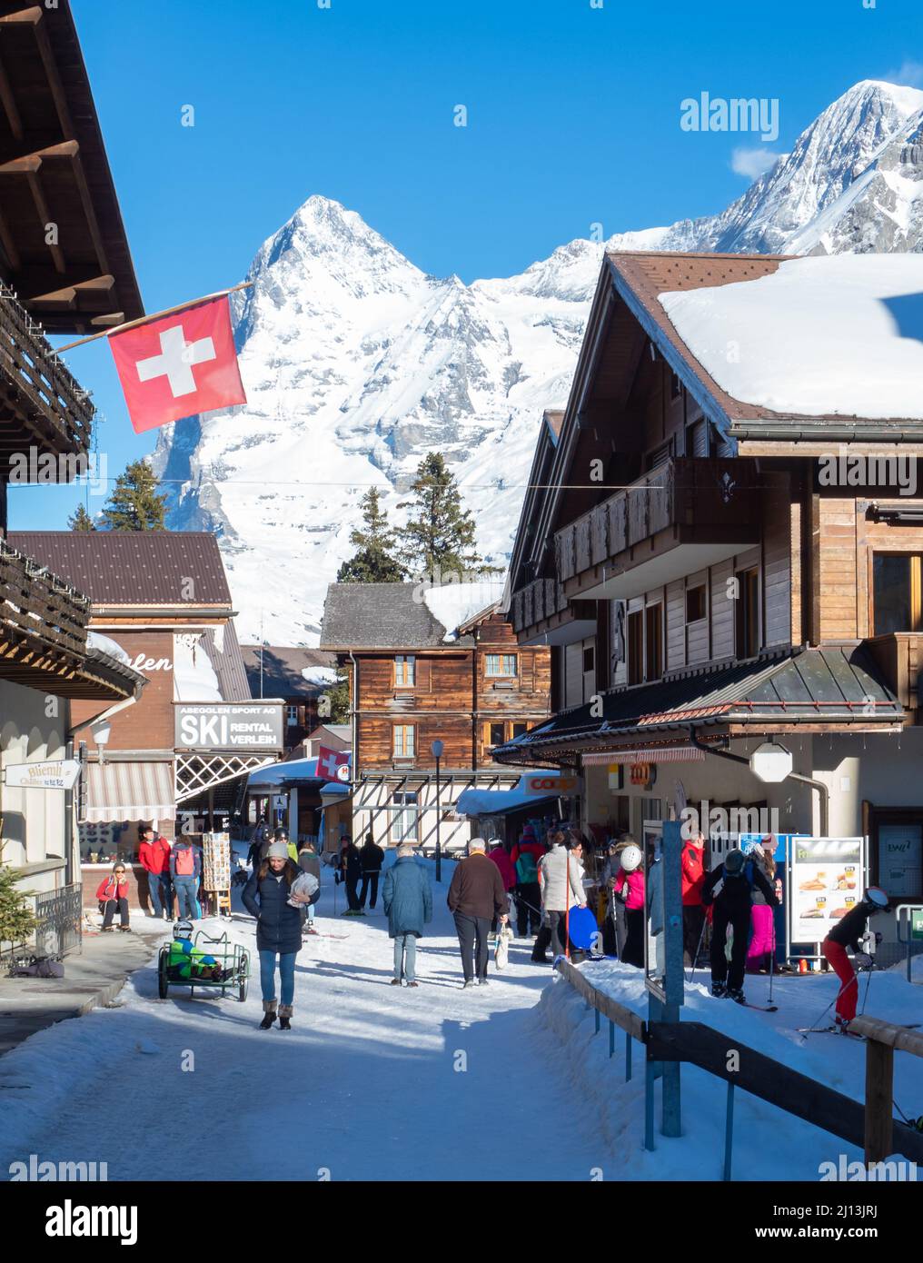 Mürren, Svizzera - Febbraio 27th 2022: Centro storico occupato del paese in inverno Foto Stock