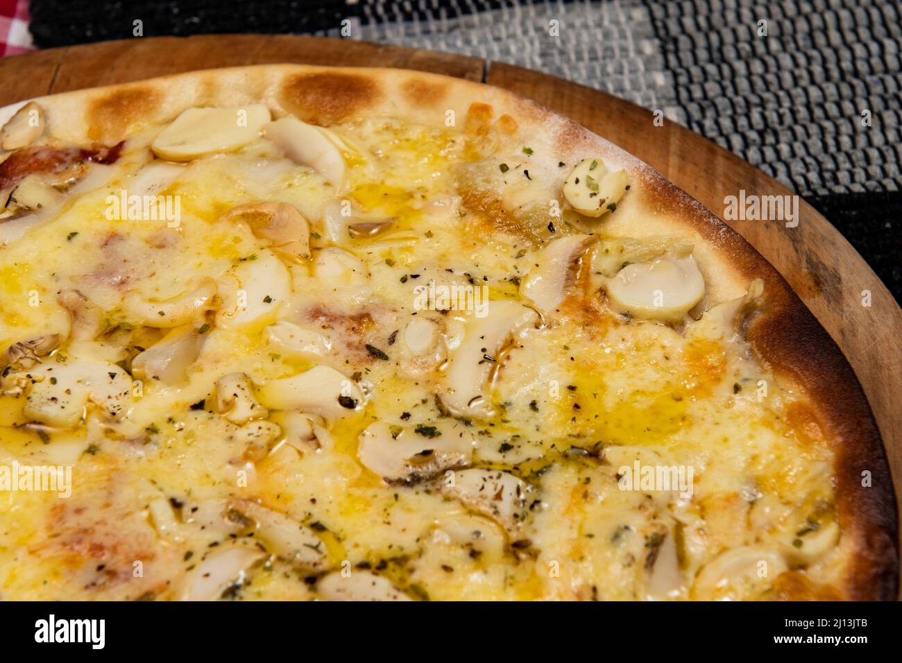 Funghi brasiliani, formaggio e pizza origano, vista dall'alto Foto Stock