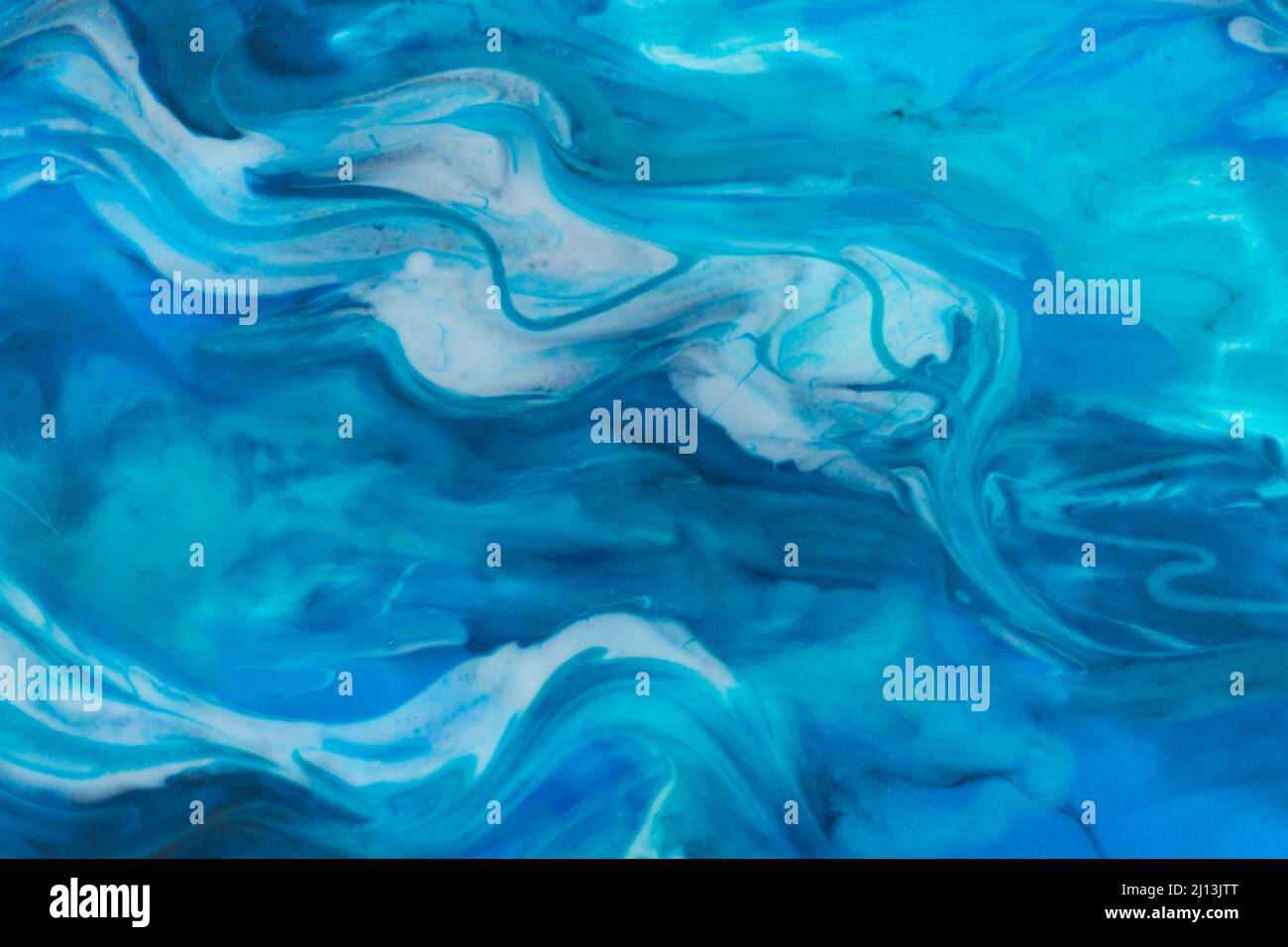 Resina epossidica art. Texture of blue and white paint. Arte fluida, kintsugi. Primo piano Foto Stock