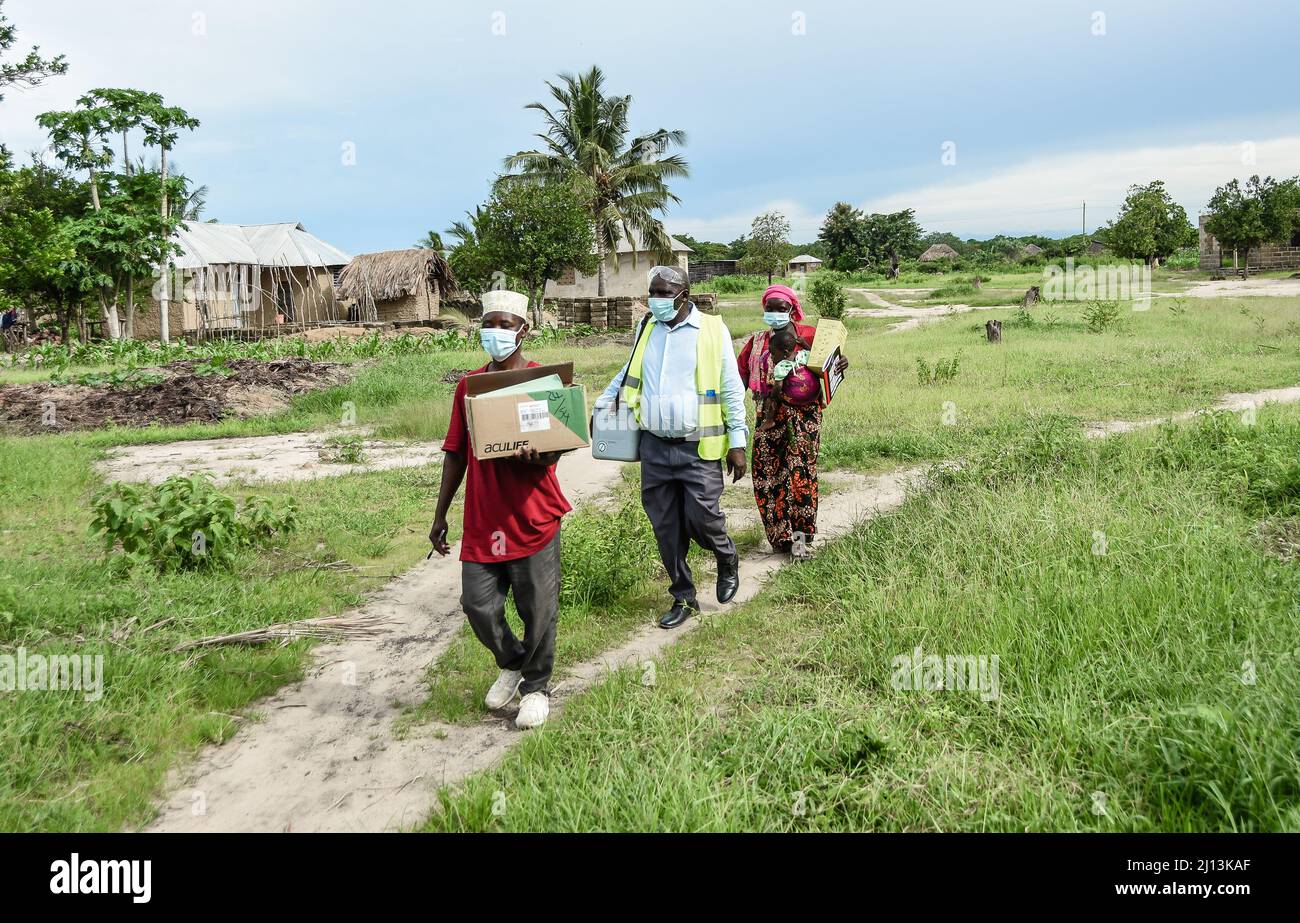 Operatori sanitari della Comunità (CHW) durante una sessione di vaccinazione porta a porta Covid-19 al villaggio di Mtopwa nel comune di Nanyamba, regione di Mtwara, Tanzania Foto Stock