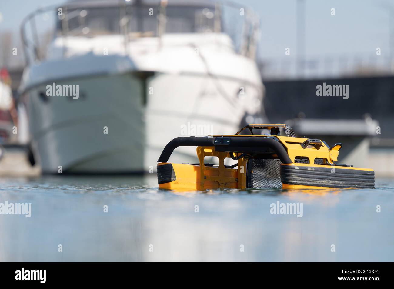 Magonza, Germania. 22nd Mar 2022. Il Jellyfishbot della società di robotica Iadys dalla Francia raccoglie rifiuti nel bacino del porto durante un evento stampa al Marina Zollhafen. Il robot di pulizia autonomo può raccogliere rifiuti, ma anche alghe e oli dall'acqua. Credit: Sebastian Gollnow/dpa/Alamy Live News Foto Stock