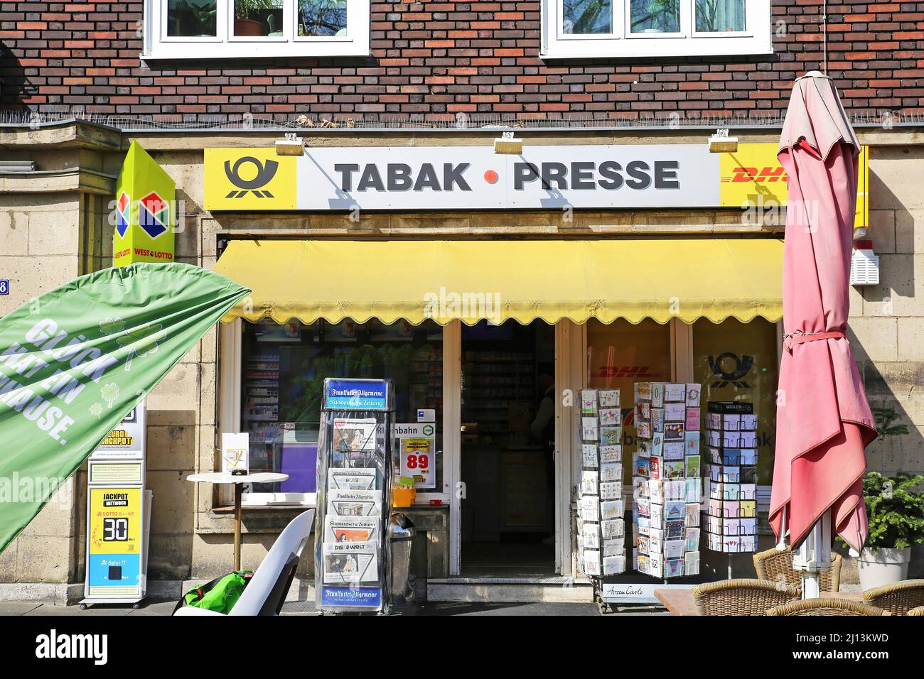 Düsseldorf, Germania - Marzo 9. 2022: Vista su un vecchio chiosco tedesco ingresso che vende piccole cose, tabacco, giornali e serve come ufficio postale Foto Stock