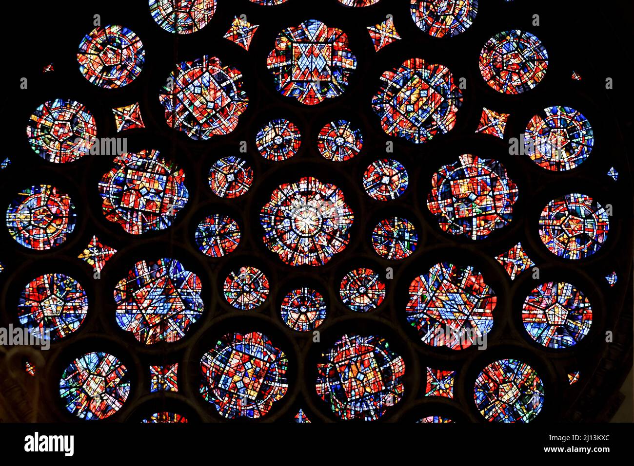 La vetrata in una chiesa è rotonda con intricati dettagli circolari Foto Stock