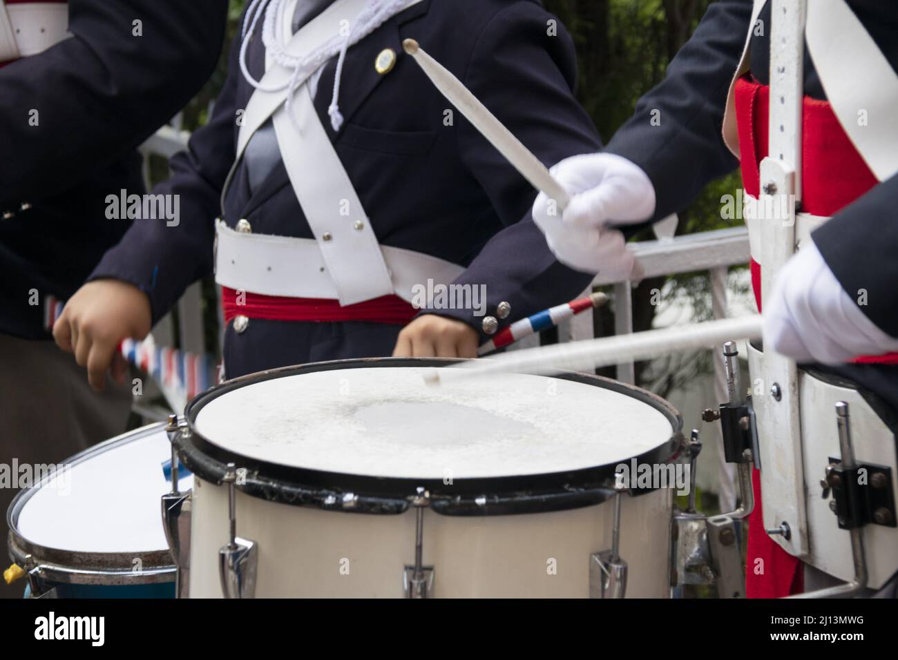 Giovane uomo che gioca a tamburo snare in celebrazione dell'indipendenza, marcia militare Foto Stock