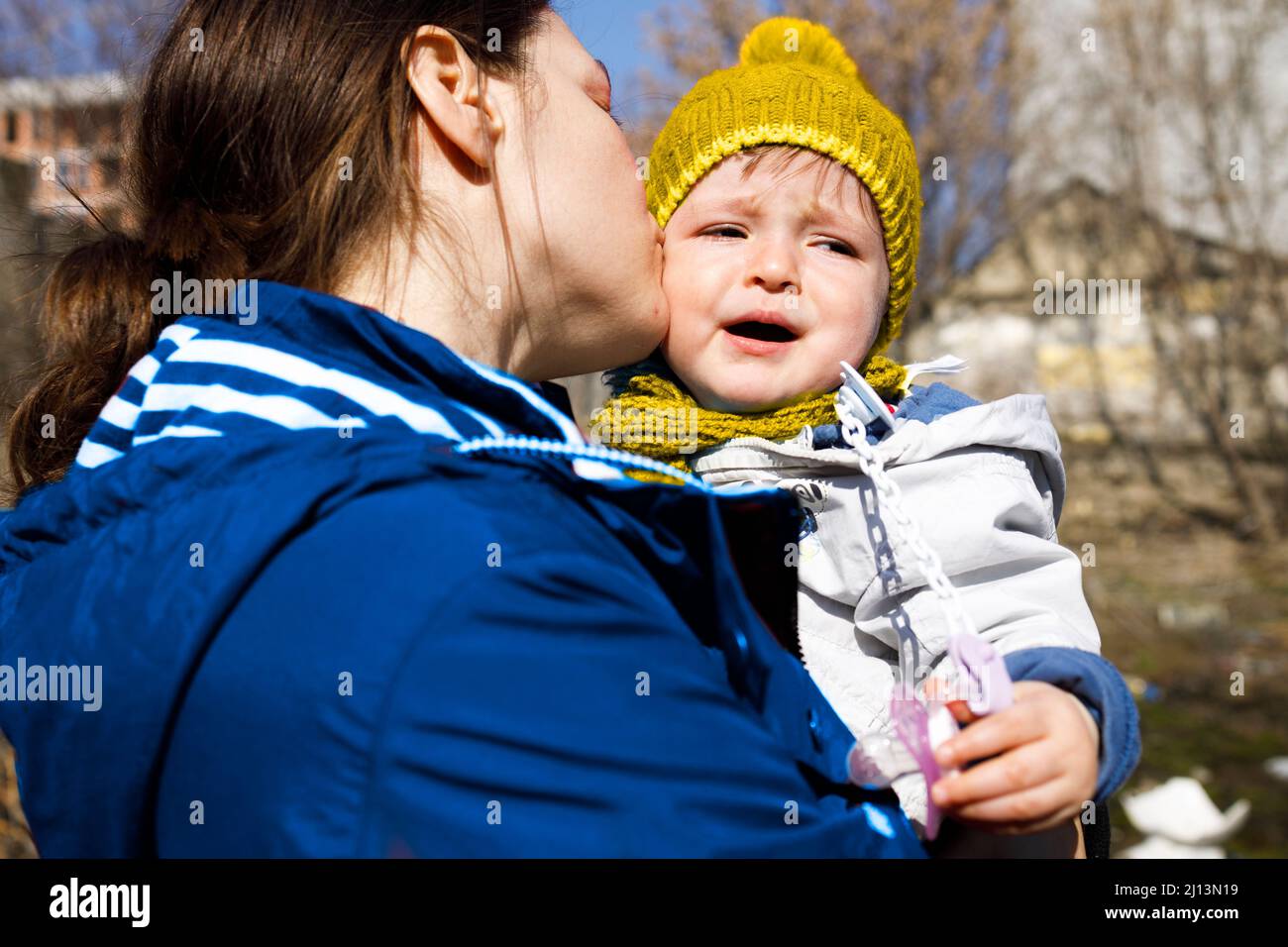 Una madre che leniva il suo bambino piangente Foto Stock